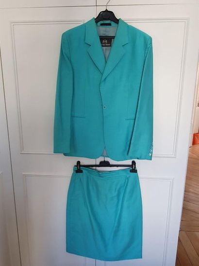 British House skirt/vest suit, size 44


An...