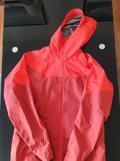 DYNAFIT
Women's ski wear with orange Dynafit...