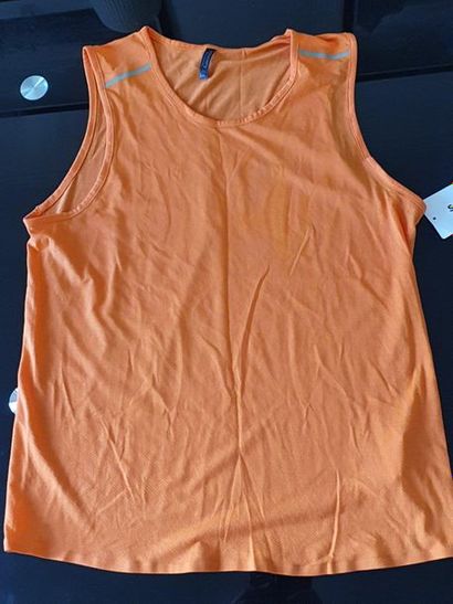 SAUCONY
Saucony women's T-shirt and running...