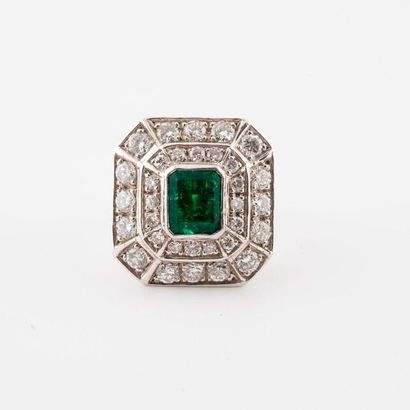 Importante bague en or gris (750) au plateau...