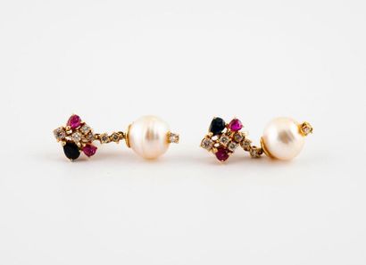 Paire de pendants d'oreilles en or jaune...