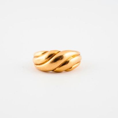 Bague jonc en or jaune (750), godronnée....