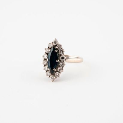 Bague marquise en or gris (750) centrée d'un...