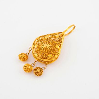 Pendentif goutte en or jaune (750) filigrané...