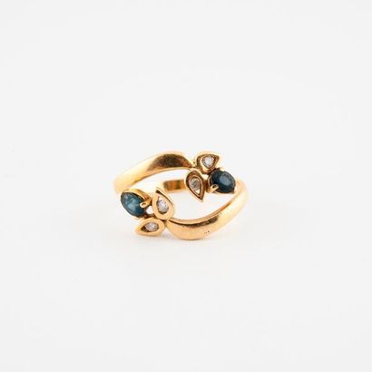 Bague en or jaune (750) à motif de fleurettes...