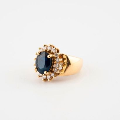 Bague jonc en or jaune (750) centrée d'un...