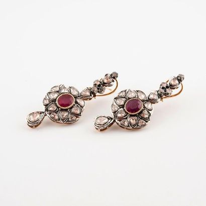 Paire de grands pendants d'oreilles en or...
