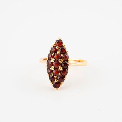 Bague navette en or jaune (750) ornée de...