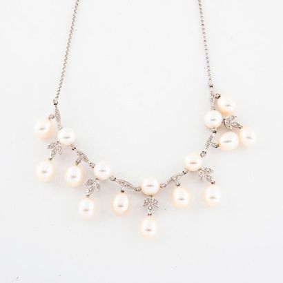 Collier en or gris (750) formé d'une chaîne...