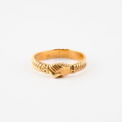 Bague en or jaune (750) imitant le tressage...