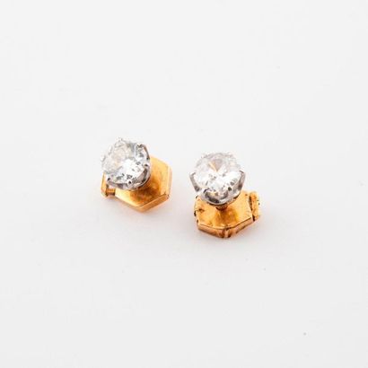 Paire de clous d'oreilles en or jaune (750)...