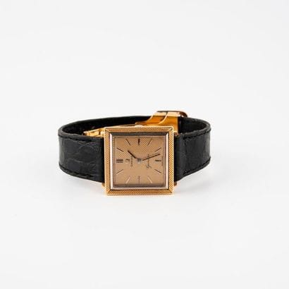 OMEGA


Man's wristwatch.

Square case in...