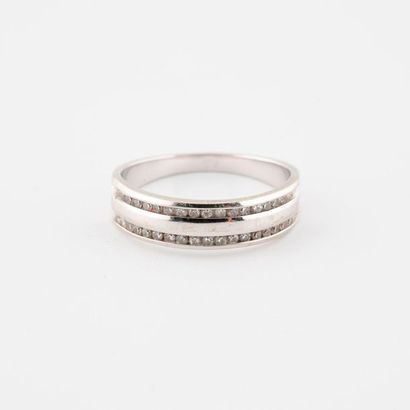 Alliance en or gris (585) sertie de deux...