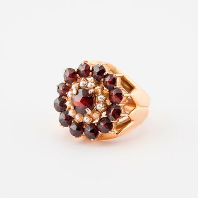 Bague fleur en or jaune (750) ornée de grenats...