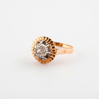 Bague fleur en or jaune (750) ornée de petites...