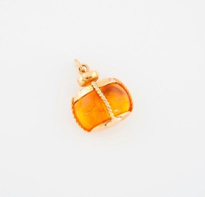 Yves Saint LAURENT


Pendentif en métal doré...