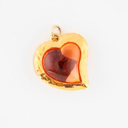 Yves Saint LAURENT


Pendentif coeur en métal...