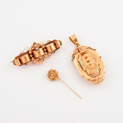 Three jewels in yellow gold (750) :

- Brooch...