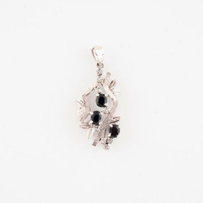 Pendentif en argent (min.800) ajouré et guilloché...