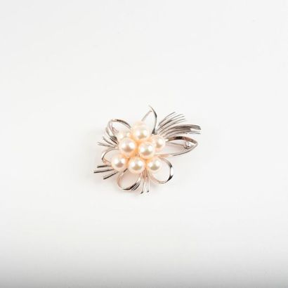 Broche fleur en métal argenté centrée d'un...