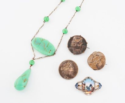 Un lot de bijoux fantaisie comprenant : 

-...