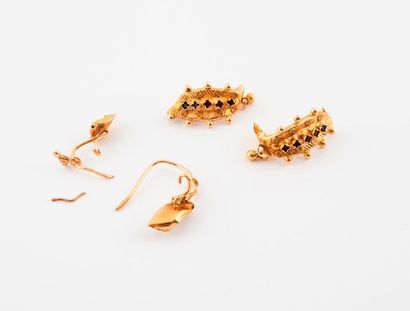 Débris de boucles d'oreilles en or jaune...