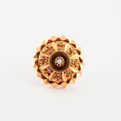 Circular brooch in yellow gold (750) depicting...