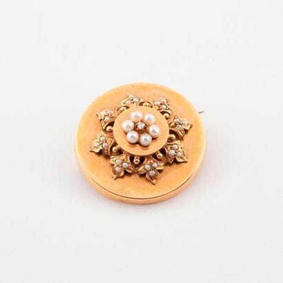 Round brooch in yellow gold (750) centered...