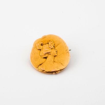 Brooch in yellow gold (750) featuring a profile...