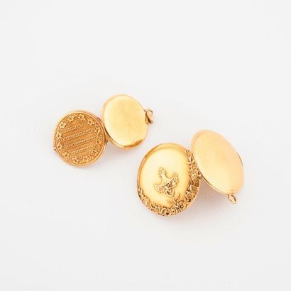 Two circular pendants in yellow gold (750),...