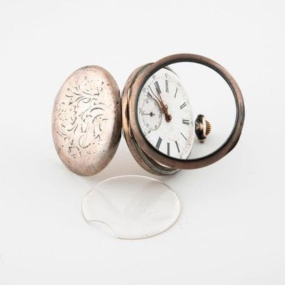 Gusset watch in silver (min.800).

White...