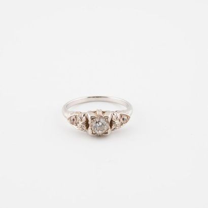 Ring in white gold (750) centered on a half-cut...