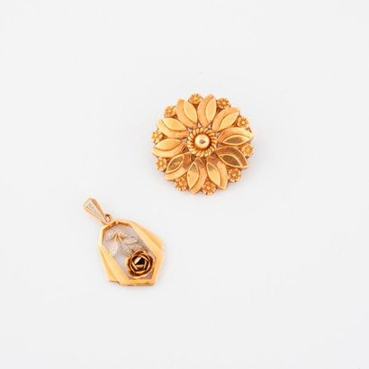 Yellow gold lot (750) comprising :

-Brooch...