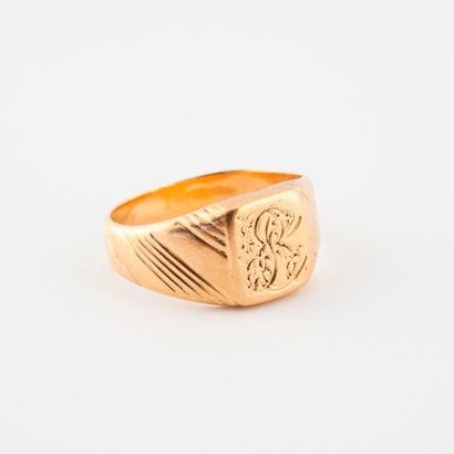 Yellow gold signet ring (750) with figures....