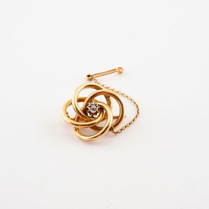 Round brooch in yellow gold (750) featuring...