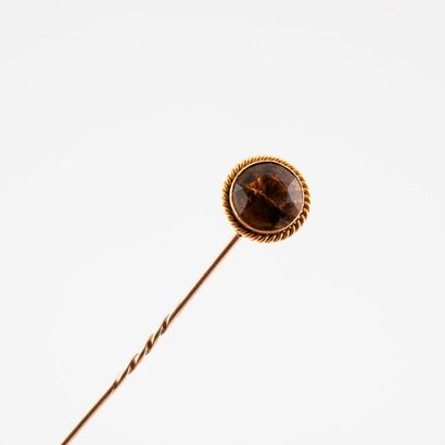 Tie pin in yellow gold (375) holding a round...