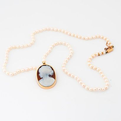 Choker white cultured pearl necklace, holding...