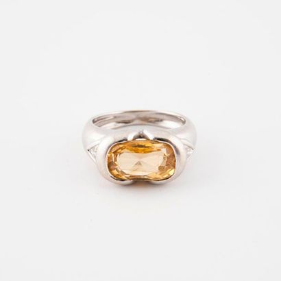 White gold ring (750) centered on an oval...