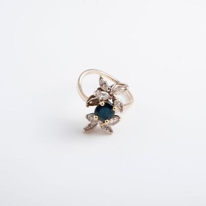 White gold ring (750) centered on a round...