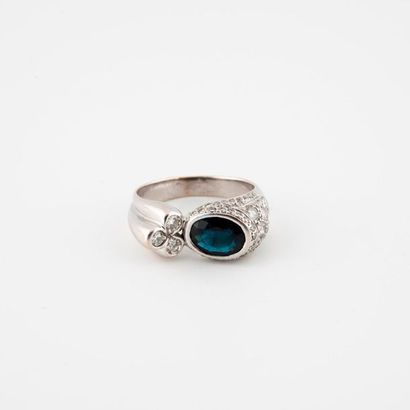 Rhodium-plated yellow gold (750) ring centered...