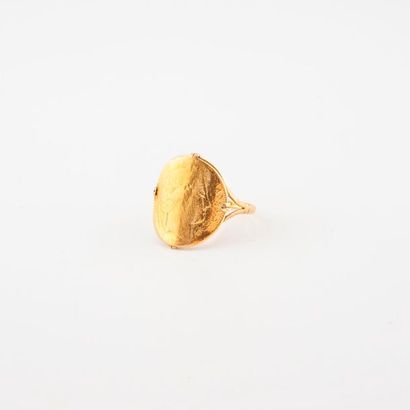 Yellow gold ring (750) holding a 10 gold...