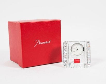 BACCARAT


Pendulette en cristal incolore.

Boîte.

H....
