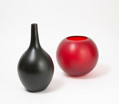 AMD


Vase boule en verre rouge grenat.

Signé...