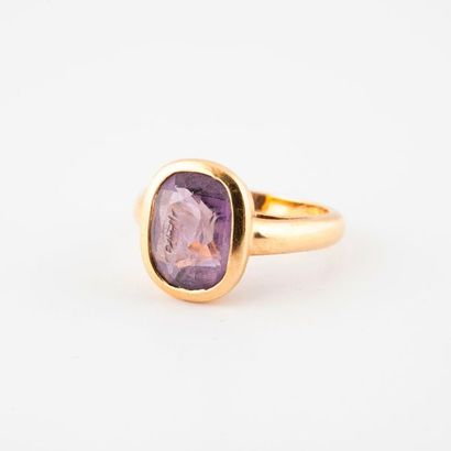 Yellow gold ring (750) set with a facetted...