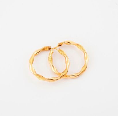 Pair of yellow gold (750) twisted creoles.

System...