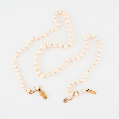Falling white cultured pearl necklace. 

Ratchet...