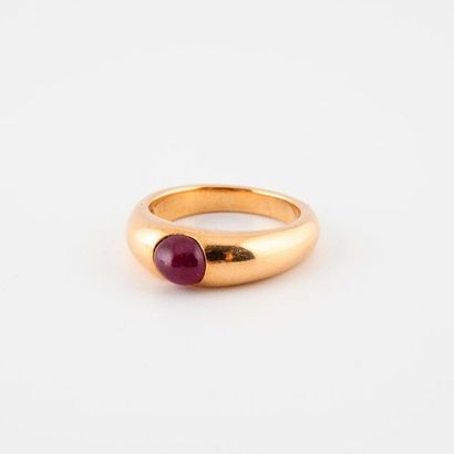 Yellow gold ring (750) centered with a cabochon...