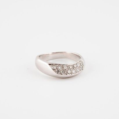 Asymmetrical white gold (750) ring set with...