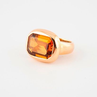 Yellow gold ring (750) centered on a rectangular...