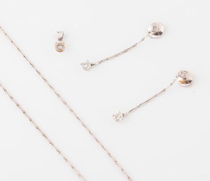 Lot in white gold (750) including : 

- Pair...
